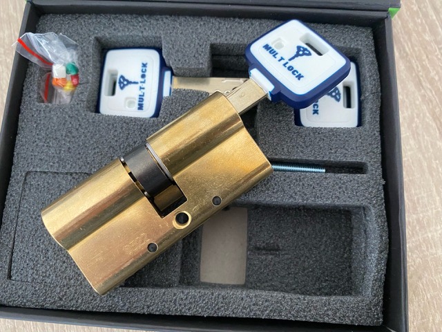 Bombín Mul-T-Lock de alta seguridad con tres llaves, presentado en caja original con accesorios