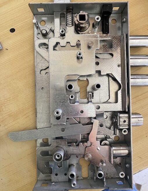 cerradura abierta y desmontada durante revisión de mantenimiento en Valladolid