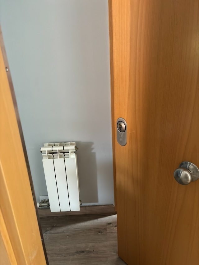 Cerradura normal que contrasta con las cerraduras ecológicas en el artículo