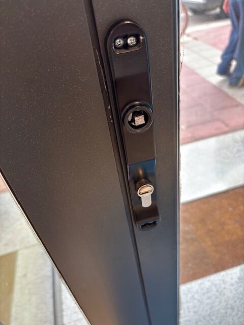 Cerradura para puerta corredera de cristal instalada por Cerrajeros Valladolid