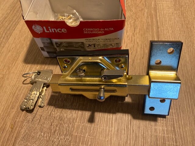 Cerrojo Lince modelo 7930R, diseñado para brindar alta seguridad, con un acabado robusto y tecnología avanzada.