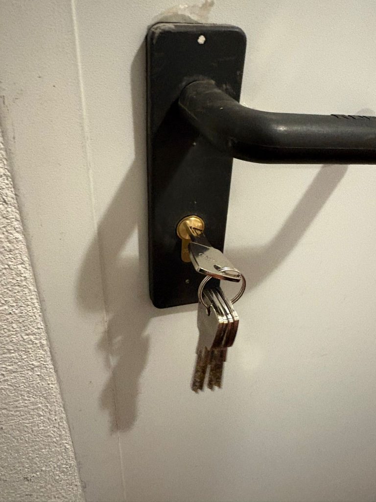 Bombín nuevo instalado con cinco llaves en una puerta en Valladolid por Cerrajeros Valladolid Sandoval