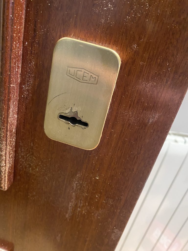 foto de placa de una cerradura de borjas