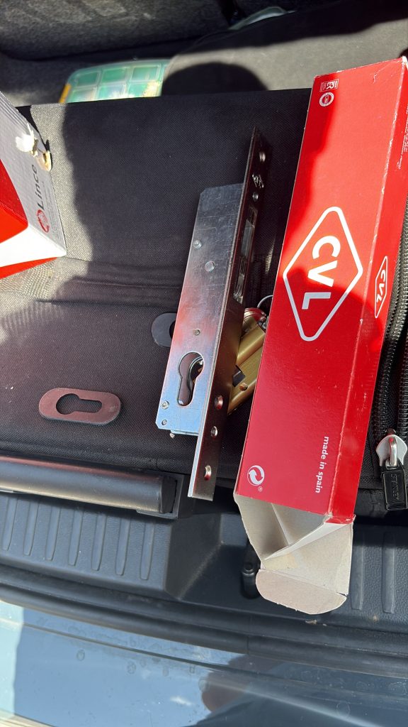 Cerradura marca CVL para instalar en una puerta metálica de Valladolid