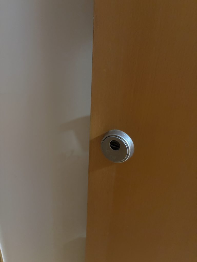 Puerta de entrada blindada cerrada con la llave puesta por dentro en un piso de Valladolid.
