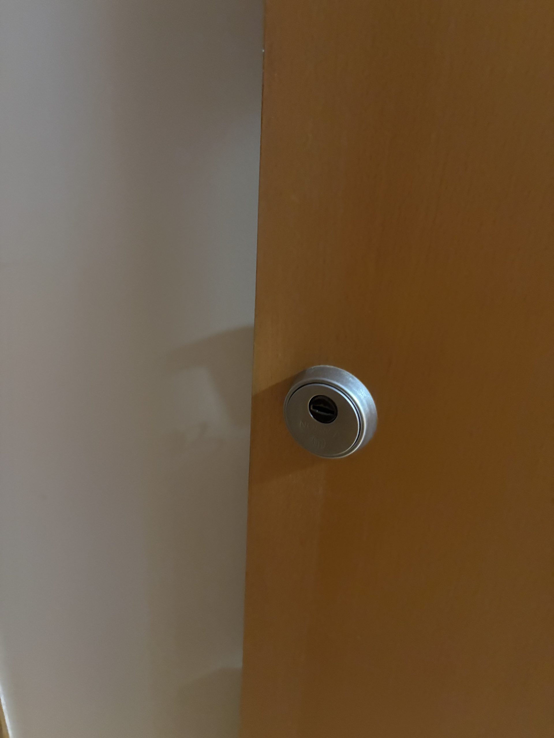 Puerta de entrada blindada cerrada con la llave puesta por dentro en un piso de Valladolid.